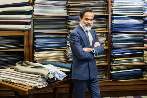 Lorenzo Cifonelli, maître-artisan tailleur. Son existence n’est pas incompatible avec celle d’une industrie du vêtement. Assurément un artisanat de civilisation.