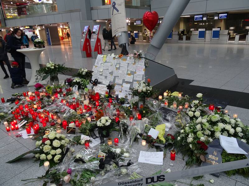 Hommage aux victimes du crash de Germanwings à l’aéroport de Düsseldorf.